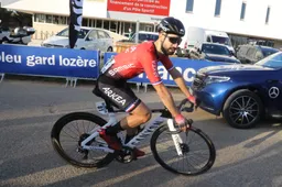 Bouhanni (derde) ontwijkt valpartij Ewan en Sagan: 'Toen was winnen onmogelijk'