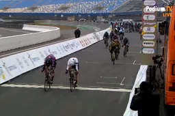 D'Hoore zegeviert in eerste etappe Healthy Ageing Tour na harde crash Wiebes