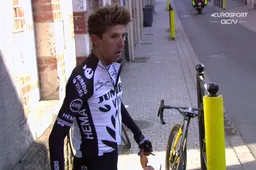 Bennett over kampioenstrui: 'Ben gevallen doordat ze denken dat ik voor Qhubeka ASSOS rijd'