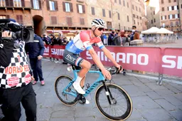 Van der Poel reed en won Strade Bianche alsnog op 'verboden' fiets