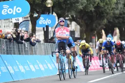 Getergde Van der Poel neemt revanche met ritwinst in Tirreno, Van Aert tweede