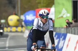 De Marchi (bijna 35) zo blij als een kind met roze trui: 'Hier droomt elke Italiaan van'