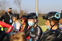 Wiebes wint pelotonsprint en verslaat D'Hoore in Dwars door de Westhoek