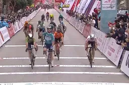 Cavendish voltooit hattrick in Turkije, in door grote crash ontsierde etappe