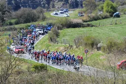 Connor Swift zegeviert met millimetersprint na slijtageslag in Tro-Bro Léon