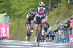 Mollema ontkomt aan crashes en lacht dus breeduit: 'Ik ga lekker aanhaken'