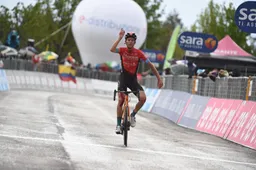 Mäder slaat toe in prachtige bergetappe, Valter houdt Evenepoel van het roze