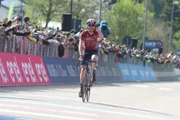 Dan Martin blij na Giro: 'Top tien én etappe in alle grote rondes is speciaal'