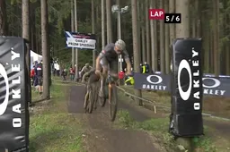 Van der Poel klopt Pidcock op de meet in shorttrackwedstrijd Nové Mesto