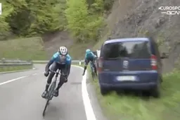 Gorka Izagirre blijft spectaculair overeind na bijna-botsing met auto's