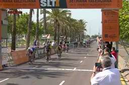 Barnes spurt naar de zege in derde etappe Valencia, Van Vleuten behoudt leiding