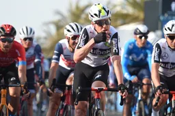 Clarke rijdt al twee weken (!) Tour de France met gebroken rug: 'Waarom zou ik opgeven?'