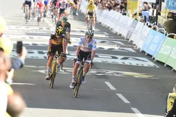 Pogacar komt met tijdverlies binnen na hectisch slot: 'Kwam zeker door het parcours'