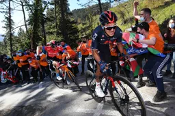 Carapaz maakt indruk met ferme stoot, die niets uithaalt: 'Ik heb goede benen'