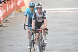 Clarke snapt niet dat hij nog geen nieuwe ploeg heeft: 'Ik wil nog niet met pensioen'