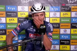 Emotionele Van der Poel pakt geel na immens kunststukje: 'Ik dacht aan opa Poulidor'