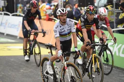 Video: Alaphilippe, Van Aert en Hayter kunnen niet meer staan na zinderende finale