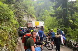 [Update] Probleem met vrachtwagen opgelost, peloton kan over de Mont Saxonnex