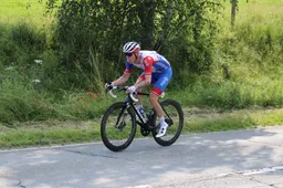 Jake Stewart overvleugelt Cavagna in laatste honderd meter en wint in Tour de l'Ain