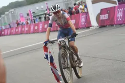 Indrukwekkend sterke Pidcock speelt met de tegenstand op EK mountainbiken