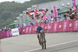 Pidcock vliegt naar olympisch mountainbikegoud, Van der Poel geeft op na crash