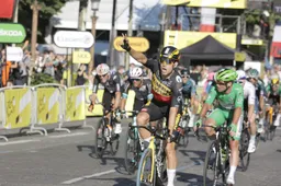 Wout van Aert verrast Cavendish op Champs-Élysées, Pogacar viert eindzege Tour de France