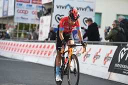 Buitrago 'wordt gek' van doping speculaties bij Bahrain Victorious: 'Iedereen beschuldigt ons'