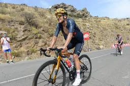 INEOS verliest belangrijke schakel: Carapaz geeft op in Vuelta a España