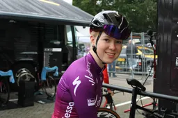 Uneken (SD Worx) wint rit drie in Simac Ladies Tour na zeer massale valpartij in finale