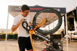 Olympisch kampioenen Carapaz en Roglic op prachtige gouden fietsen van Pinarello en Cervélo