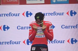 Taaramäe slaat dubbelslag in Vuelta: 'Droomde van de leiderstrui in een grote ronde'