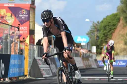 Arensman looft Bardet: 'Hij is heel dankbaar en geeft altijd alles voor de ploeg'