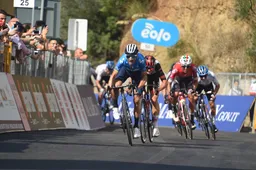 Valverde slaat bij rentree toe met ritzege en leiderstrui in Ronde van Sicilië (en valt na finish)