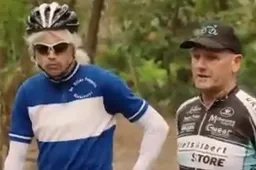 IDL Kijktip | Van Aert verrast nietsvermoedende kinderen met skills in opa-kostuum