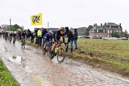 Topfavoriet Van Aert na zevende plek in Roubaix: 'Zat te ver toen Van der Poel versnelde'