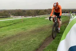Leonie Bentveld Nederlands kampioene bij beloften vrouwen; parcours aangepast door wateroverlast