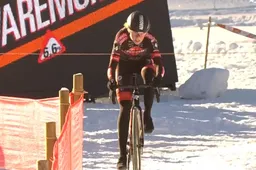 Spektakel in Val di Sole: sneeuwspecialiste Van Empel zegeviert na late crash Vos