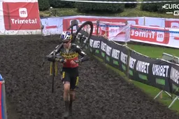 Van Aert dendert door in modder van Loenhout: 'Probeerde zo zuinig mogelijk te rijden'