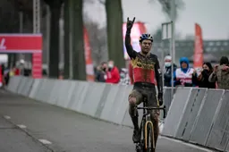 Wie stopt Wout van Aert? Belg schrijft ook Loenhout op zijn naam en loopt nu zes op zes