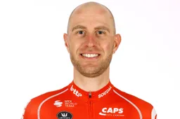 Dark horse Frison door bizar incident met hond niet aan de start van de Omloop: 'Hij heeft in mijn edele delen gebeten'