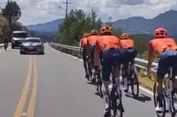 Bernal ontsnapt wéér aan aanrijding in Colombia, INEOS-groep ziet auto lastminute inhalen