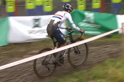 Pidcock snelt ondanks probleempjes in Gullegem naar nieuwe overwinning