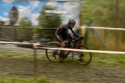 Van Anrooij wint met grote overmacht in modderige omstandigheden Gullegem