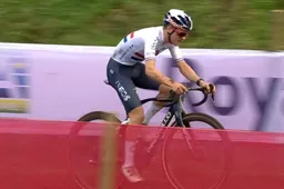 Van Aert ziet zegereeks in Hulst eindigen na kettingprobleem, Pidcock wint