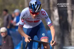 Pidcock vernedert concurrentie en pakt wereldtitel, sterke Van der Haar klopt Iserbyt voor zilver