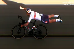 Pidcock vliegt naar wereldtitel: 'Zonder Mathieu en Wout was het moeilijker om te winnen'