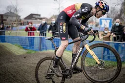 Val en schoenwissel deren Van Aert niet: Belg grijpt ook zege in GP Sven Nys