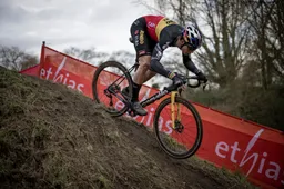 Van Aert leeft mee: 'Cross mist Van der Poel, wielerwereld heeft nood aan renners als hem'