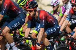 Alleen Adam Yates en Vlasov kunnen Pogacar enigszins volgen: 'Hij is heel snel, hè?'