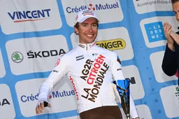 Cosnefroy knalt met machtige aanval naar de winst in GP Quebec, Van Aert vierde